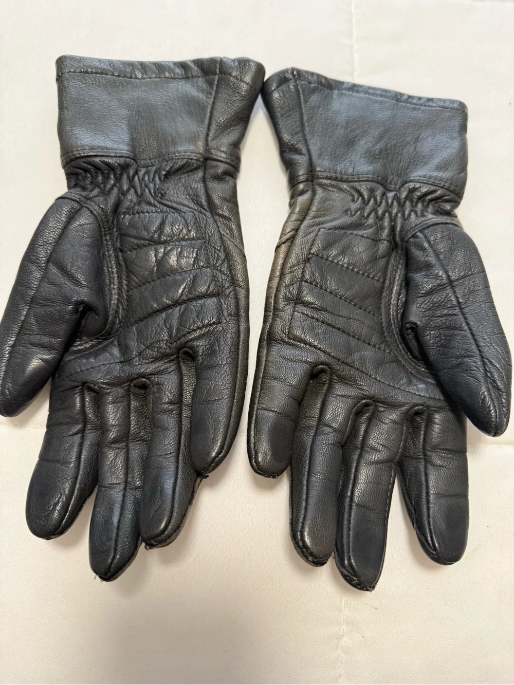 Vintage Harley-Davidson Black Leather Riding Gloves with Branded Patch. Lined. S